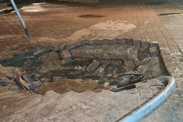Water spuit uit de grond na leidingbreuk