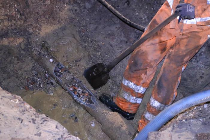 Water spuit uit de grond na leidingbreuk