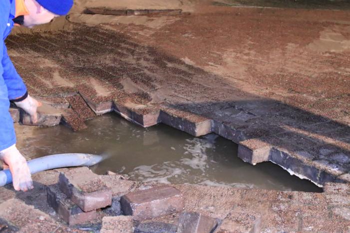 Water spuit uit de grond na leidingbreuk