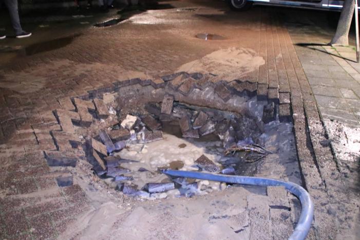 Water spuit uit de grond na leidingbreuk