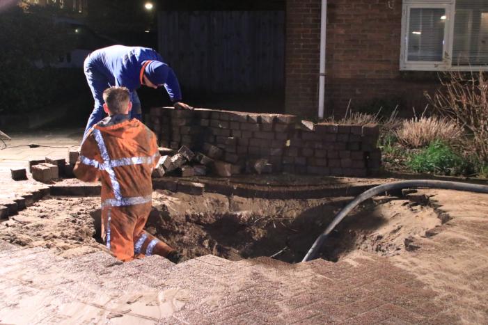 Water spuit uit de grond na leidingbreuk
