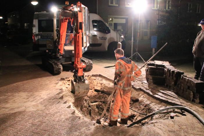 Water spuit uit de grond na leidingbreuk