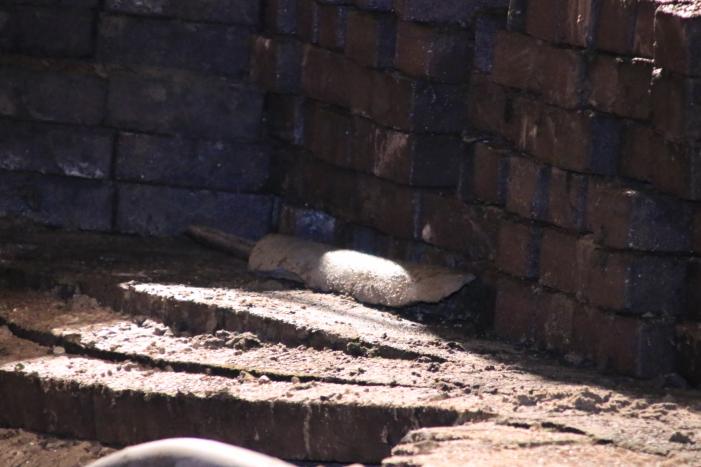 Water spuit uit de grond na leidingbreuk