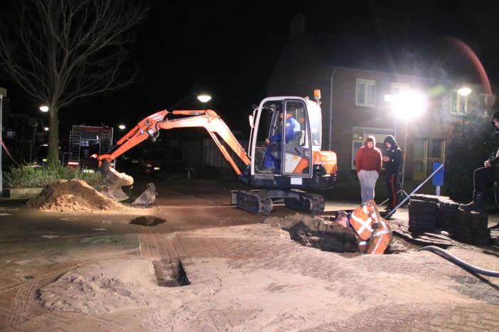 Water spuit uit de grond na leidingbreuk