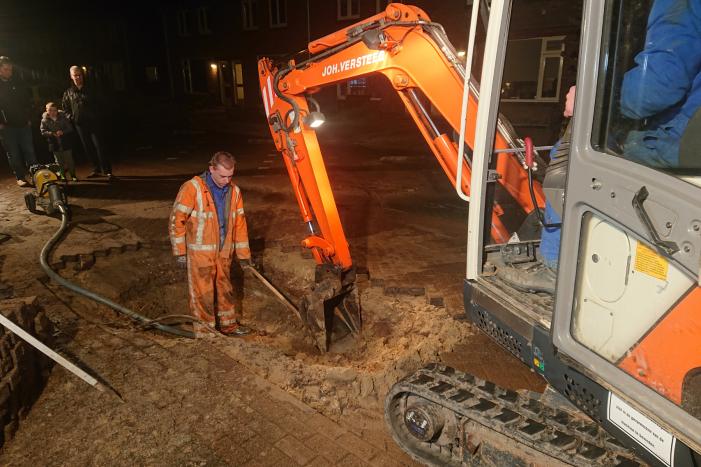 Water spuit uit de grond na leidingbreuk