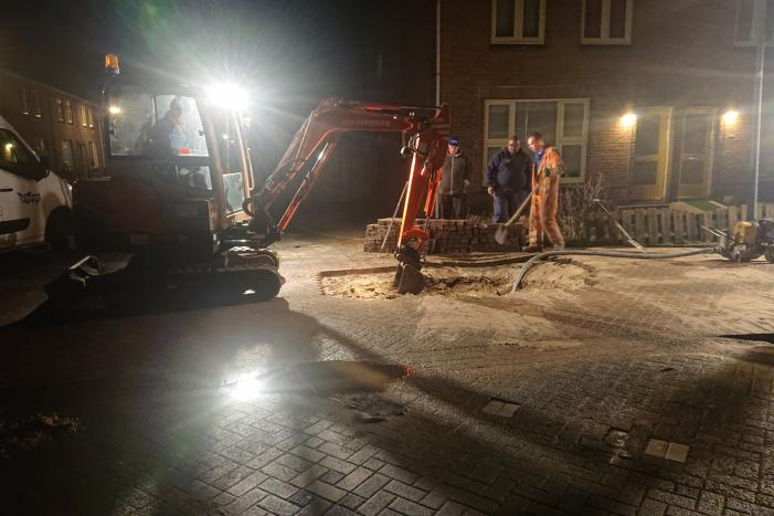 Water spuit uit de grond na leidingbreuk