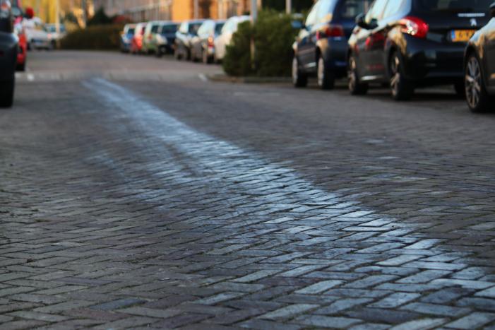 Straat besmeurd met olie