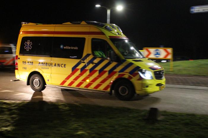 Auto vliegt uit de bocht op rotonde