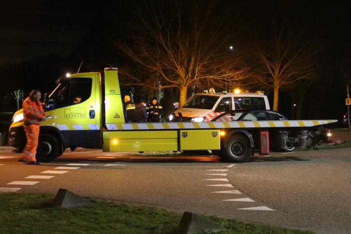 Auto vliegt uit de bocht op rotonde
