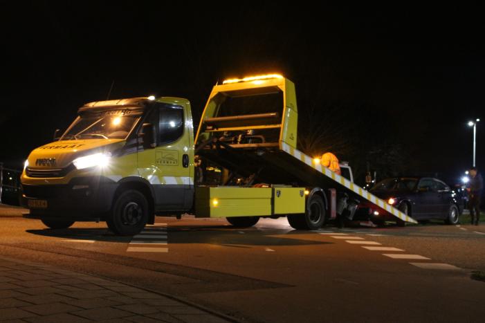 Auto vliegt uit de bocht op rotonde