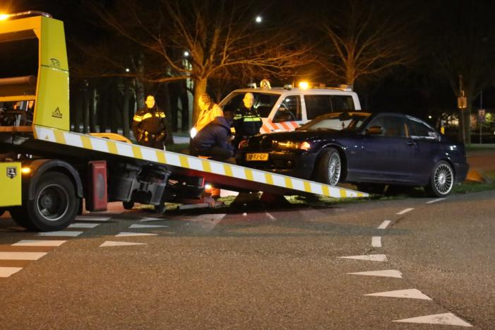 Auto vliegt uit de bocht op rotonde