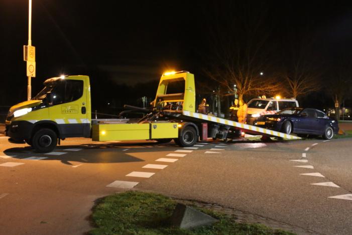 Auto vliegt uit de bocht op rotonde