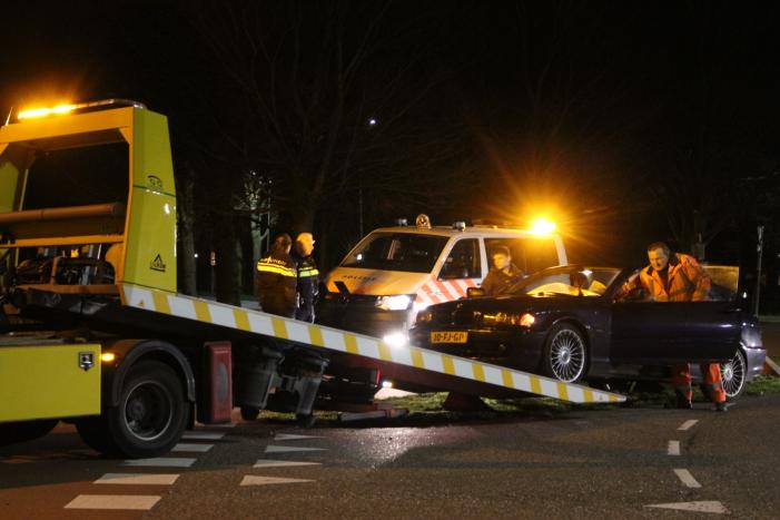 Auto vliegt uit de bocht op rotonde