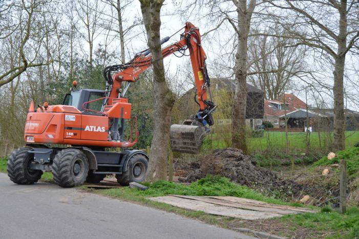 Mobiele graafmachine vliegt in brand bij werkzaamheden