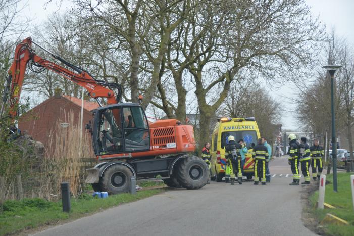 Mobiele graafmachine vliegt in brand bij werkzaamheden