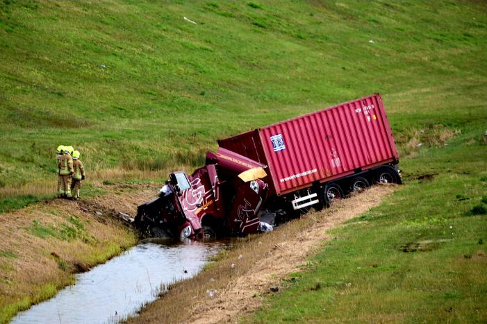 Snelweg afgesloten na ongeval met twee vrachtwagens