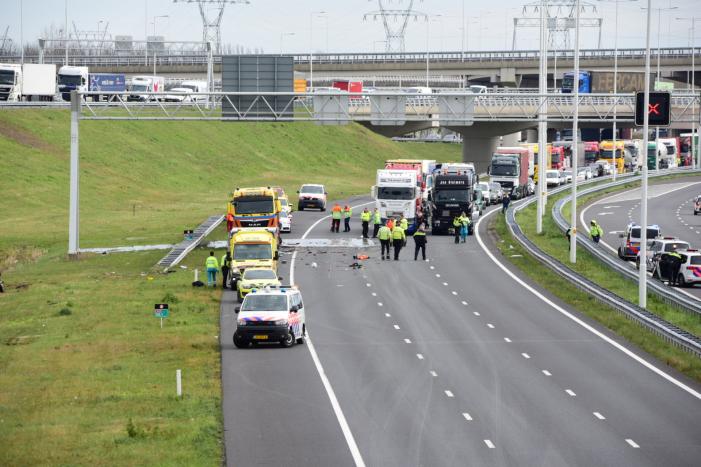 Snelweg afgesloten na ongeval met twee vrachtwagens