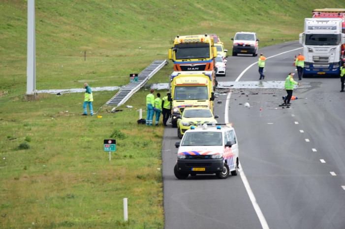 Snelweg afgesloten na ongeval met twee vrachtwagens