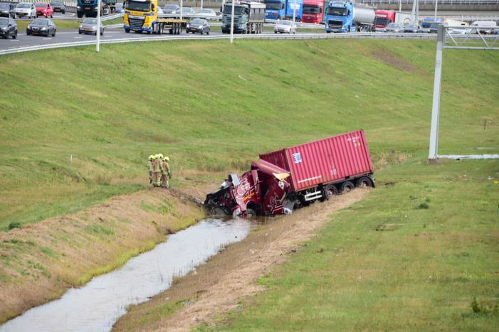 Snelweg afgesloten na ongeval met twee vrachtwagens
