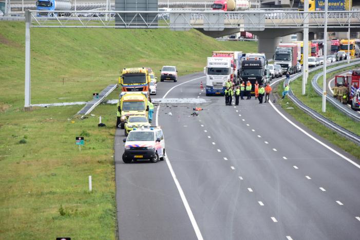 Snelweg afgesloten na ongeval met twee vrachtwagens