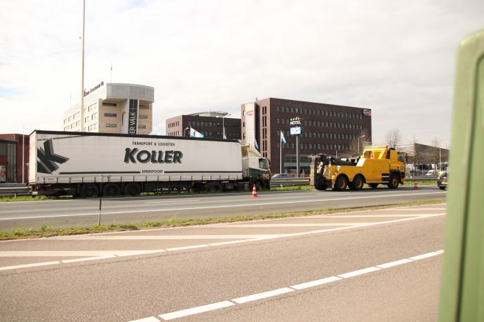Vrachtwagen botst op vangrail