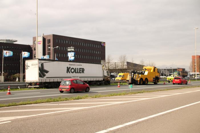 Vrachtwagen botst op vangrail