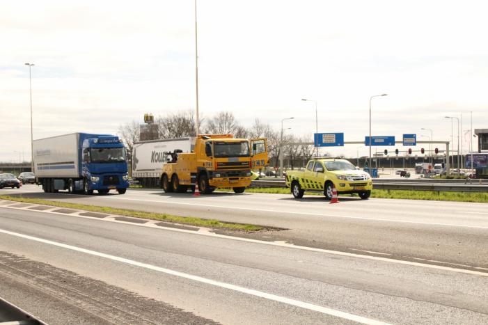 Vrachtwagen botst op vangrail