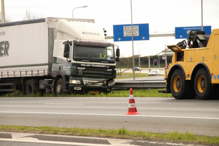 Vrachtwagen botst op vangrail