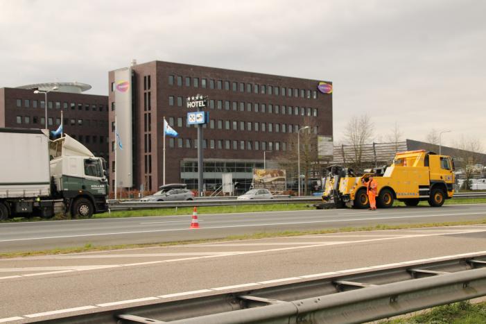 Vrachtwagen botst op vangrail