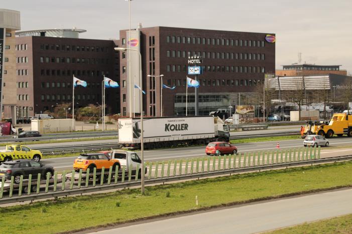 Vrachtwagen botst op vangrail