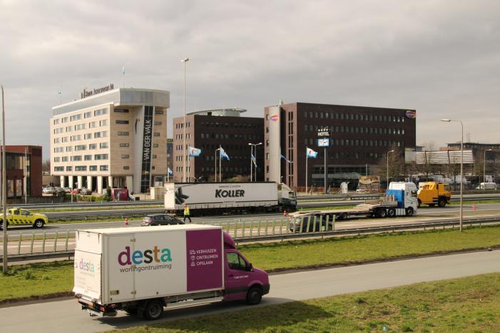 Vrachtwagen botst op vangrail