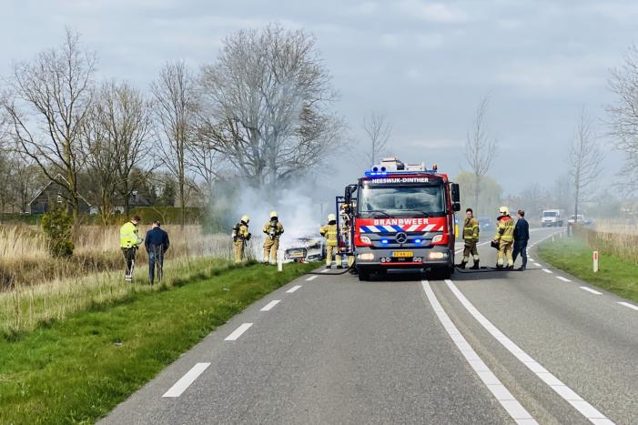 Audi vliegt tijdens rijden spontaan in brand