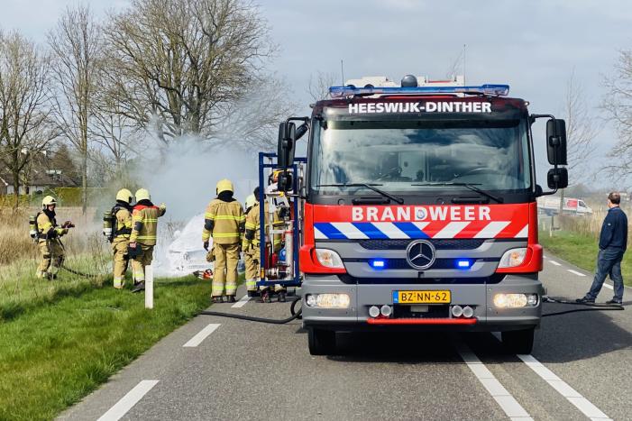 Audi vliegt tijdens rijden spontaan in brand