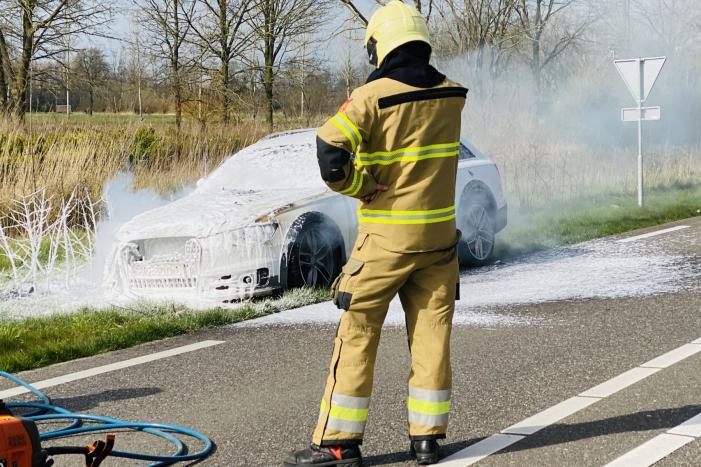 Audi vliegt tijdens rijden spontaan in brand
