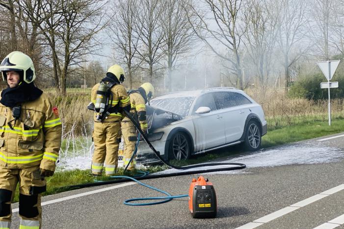Audi vliegt tijdens rijden spontaan in brand