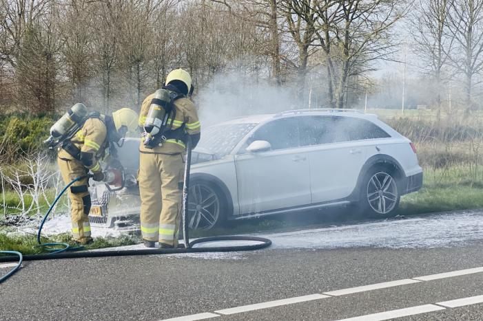 Audi vliegt tijdens rijden spontaan in brand