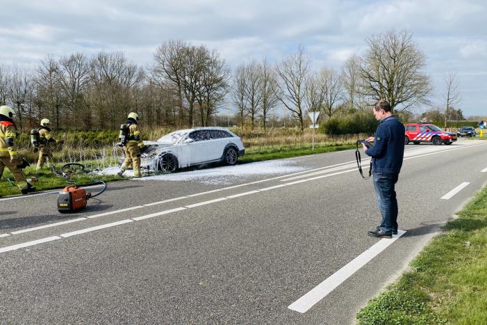 Audi vliegt tijdens rijden spontaan in brand