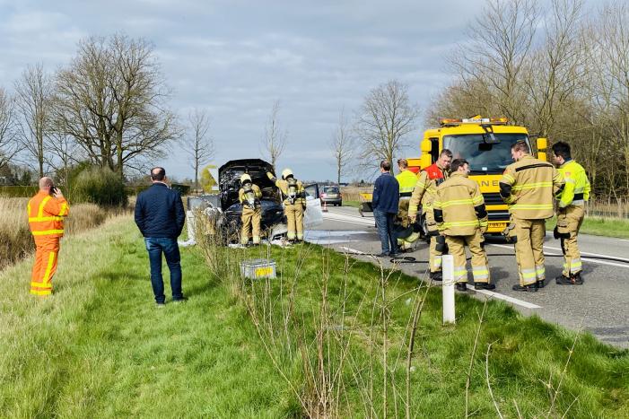 Audi vliegt tijdens rijden spontaan in brand