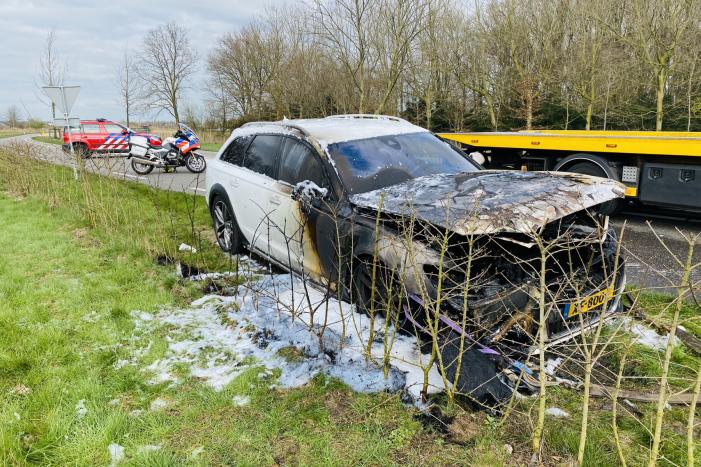 Audi vliegt tijdens rijden spontaan in brand