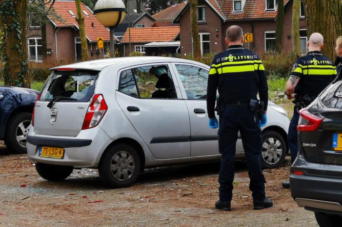 Auto zwaar vernield, persoon gewond