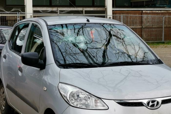 Auto zwaar vernield, persoon gewond