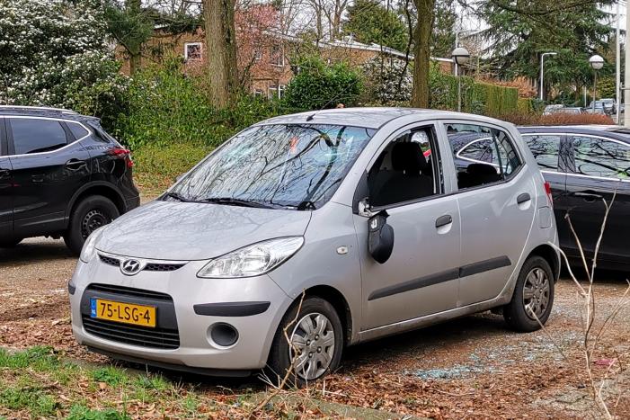 Auto zwaar vernield, persoon gewond