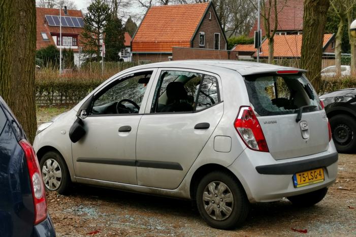 Auto zwaar vernield, persoon gewond