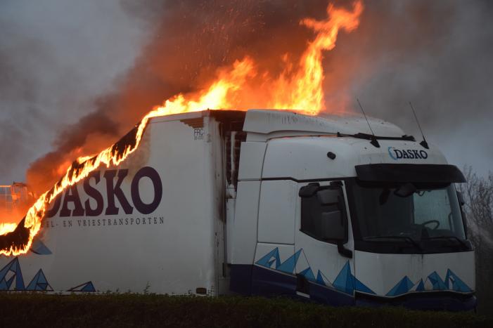 Oplegger volledig uitgebrandt