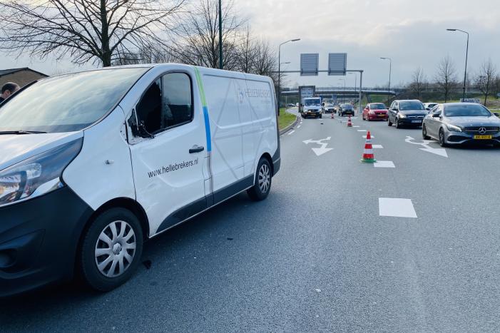 Bestelbussen botsen op elkaar