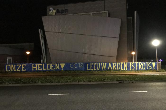 Cambuur-supporters hangen spandoek op voor zorgverleners