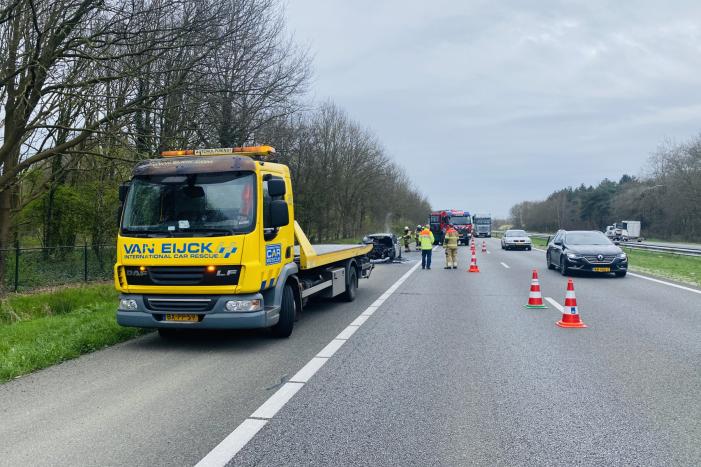 Mercedes sportwagen vliegt tijdens het rijden in brand