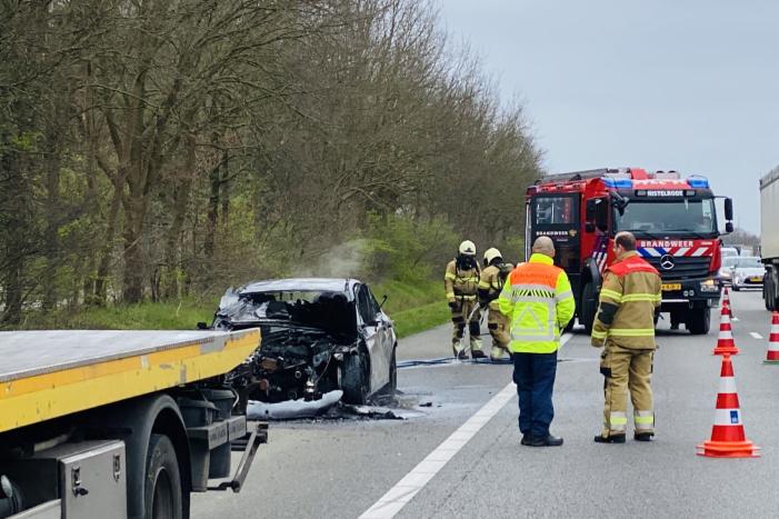 Mercedes sportwagen vliegt tijdens het rijden in brand