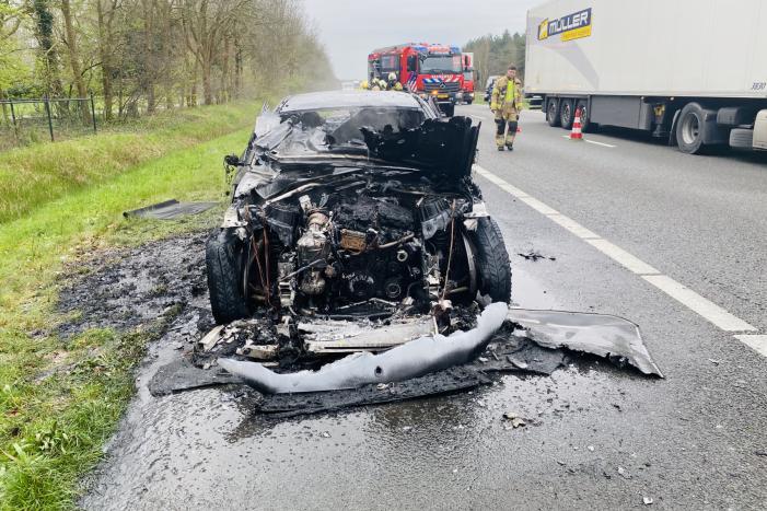 Mercedes sportwagen vliegt tijdens het rijden in brand