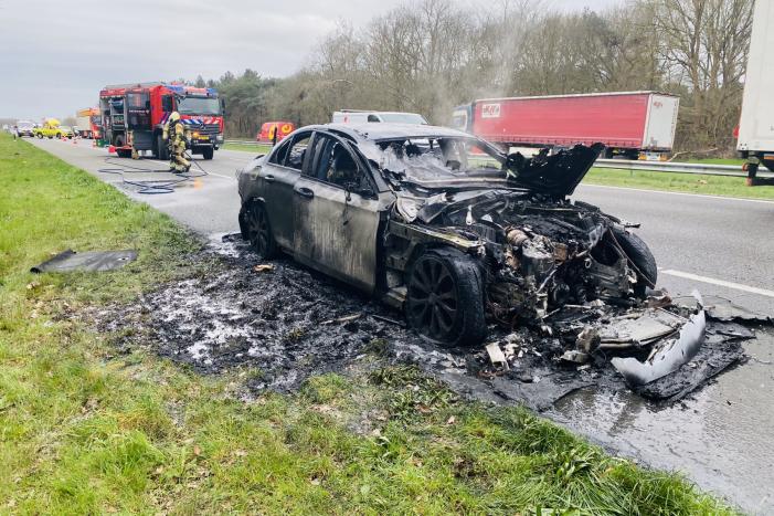 Mercedes sportwagen vliegt tijdens het rijden in brand